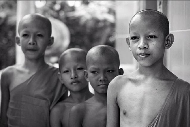 10. Chi phí du lịch rẻ. Nếu bạn đang cân nhắc đi du lịch ở đâu vừa đẹp và vừa rẻ, bạn nên chọn Campuchia. Bạn không cần phải tiết kiệm chi tiêu cả năm mà vẫn có thể đi du lịch nước ngoài. Trung bình, bạn chỉ phải bỏ ra khoảng 200 - 300 nghìn để thuê một phòng đơn và nếu bạn ở kiểu phòng dorm - ký túc xá, chi phí còn rẻ hơn, khoảng 60 - 100 nghìn/giường/người.  Giá các món ẩm thực đường phố ở Campuchia cũng rất mềm, khoảng 20 - 60 nghìn/bữa. Bạn cũng chỉ cần chuẩn bị một ít tiền lẻ để đi lại bằng xe buýt rất tiện lợi. 