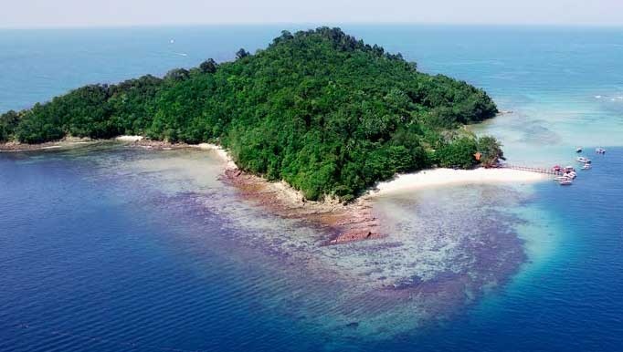 5. Đảo Sapi Nằm cách Kota Kinabalu chỉ khoảng 20 phút ngồi tàu, đảo Sapi sẽ là điểm đến lý tưởng để bạn có thể thư giãn bên những bãi cát trắng mịn với mặt nước trong xanh hay lặn biển ngắm san hô. Đặc biệt, trên đảo có dịch vụ Sea Walking (đi bộ dưới đáy biển) khá thú vị. Bạn sẽ được đội một chiếc mũ đặc biệt, đặt chân xuống dưới đáy biển sâu khoảng 5m, đi bộ và sờ tận tay vào những chú cá đang tung tăng bơi lội.