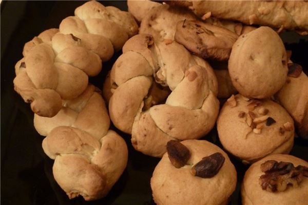 Hy Lạp: Koulourakia là loại bánh ngọt bơ nhỏ, có hình dạng giống như một con rắn. Là món ăn truyền thống ở Hy Lạp, món này thường được ăn vào ngày thứ bảy của Tuần Thánh.