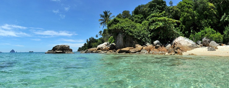7. Đảo Perhentian Kecil Đảo Perhentian Kecil nằm ở Terengganu từng được lọt vào danh sách 100 bãi biển tốt nhất thế giới do CNN bình chọn. Hòn đảo này không chỉ sở hữu một vẻ đẹp hiếm có, mà còn có vô số các nơi ăn nghỉ giá rẻ, rất phù hợp với khách du lịch bụi.