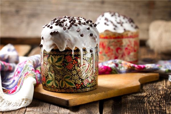 Đông Âu: Ở Serbia, Belarus, Ukraine, Georgia và Nga người ta sẽ làm loại bánh mỳ ngọt đặc biệt, có hình tròn (gọi là bánh Phục Sinh) và được bày bán ở hầu hết các hiệu bánh mỳ trong dịp lễ Phục Sinh. Ngoài ra, người ta còn làm cả bánh Paskha - một loại bánh làm bằng hỗn hợp sữa, đường, nho khô và bơ.