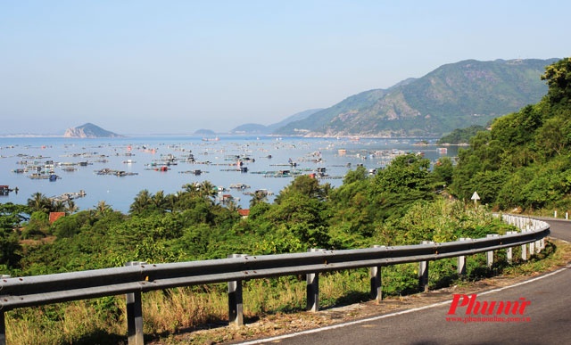 Để đến vịnh Vũng Rô, bạn phải đi qua ngọn đèo Cả quanh co, những khúc cua tay áo, cùi chỏ cứ nối tiếp nhau, một bên là vách núi, một bên vực sâu chạy dọc con đường biển. Vừa vượt qua một khúc cua, vịnh Vũng Rô hiện ra choáng ngợp với những chiếc bè nuôi cá, nuôi tôm rải rác khắp mặt biển, phía xa là những ngọn núi hướng ra biển.