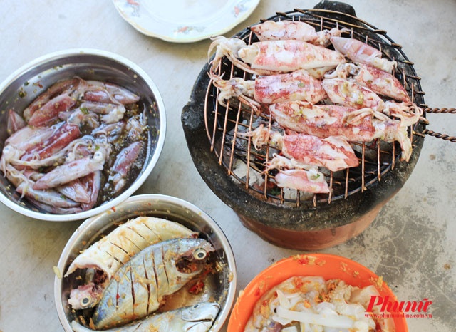 Những ngày hè nắng gắt, Bãi Lau là điểm dừng chân cực kỳ lý tưởng. Đến đây, bạn thỏa thích vẫy vùng dưới làn nước biển trong xanh, thoảng hoặc có thể nhìn thấy được những chú cá nhỏ bơi lội dưới chân. Vì không phải là điểm du lịch nên nếu muốn thưởng thức những món hải sản tươi ngon đã mua được trước đó, bạn phải tự chuẩn bị mọi thứ. Thú vị hơn, bạn có thể câu cá trên biển và nướng tại chỗ.