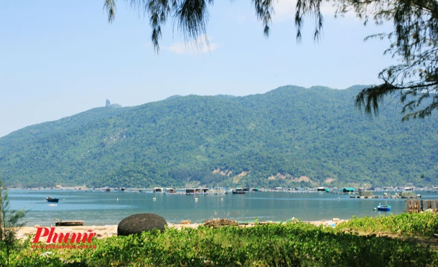 Bạn nên đến vịnh Vũng Rô vào những tháng mùa hè, mùa của tôm cá đầy thuyền, mùa của cái nắng miền Trung đổ lửa nhưng trời xanh, biển dịu êm và bờ cát lấp lánh nắng vàng để cảm nhận hết được vẻ đẹp của thiên đường biển hoang sơ.