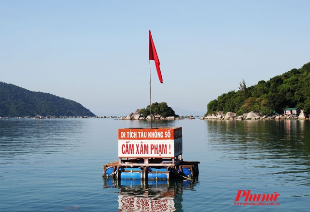 Bạn đừng quên ghé vào tham quan di tích Tàu không số nổi tiếng khi đến vịnh Vũng Rô. Cách khu di tích không xa là làng chài tấp nập tàu thuyền đánh cá, từ đây bạn có thể thuê thuyền của người dân địa phương để sang các bãi biển quanh vịnh.