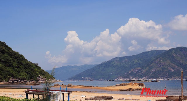 Nếu muốn nghỉ ngơi thì có những hàng dừa, hàng dương cao lớn tỏa bóng mát, bạn có thể mắc võng nằm đong đưa, tận hưởng không khí biển trong lành.