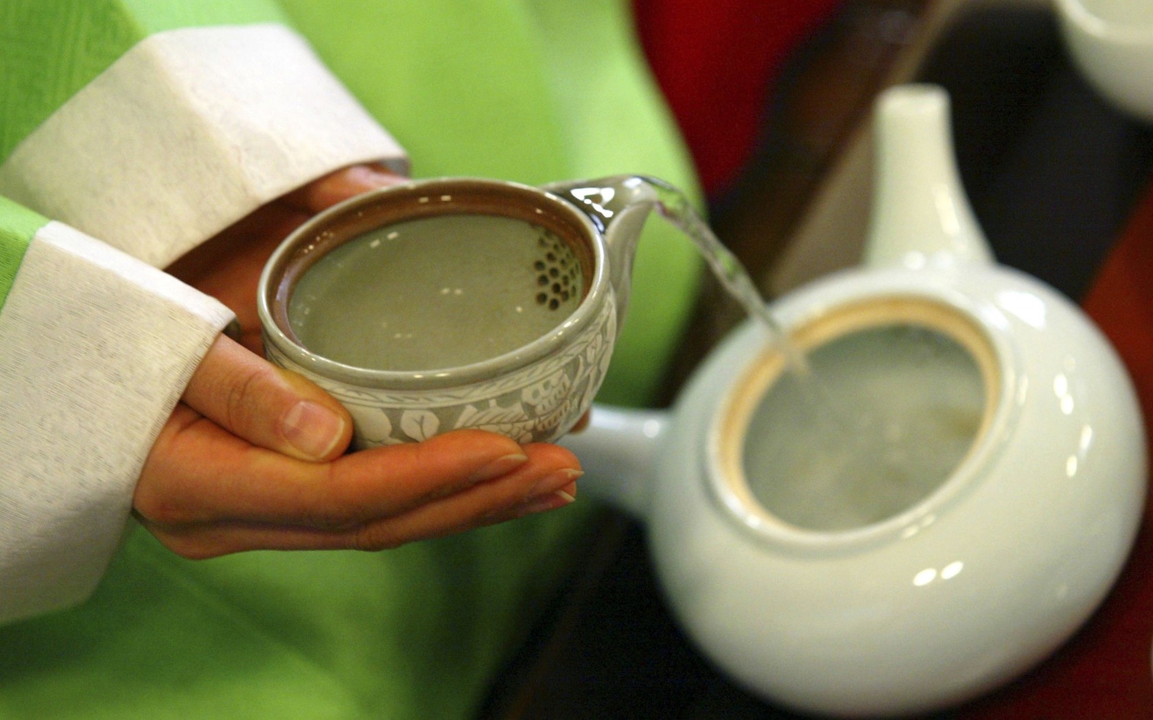 1. Thưởng thức trà ở Insadong. Những tiệm trà ở Hàn Quốc đang được thay thế dần bởi hàng loạt các tiệm cà phê lớn nhỏ. Tại Insadong, du khách có thể thưởng thức được nhiều loại trà truyền thống đa dạng của Hàn Quốc.