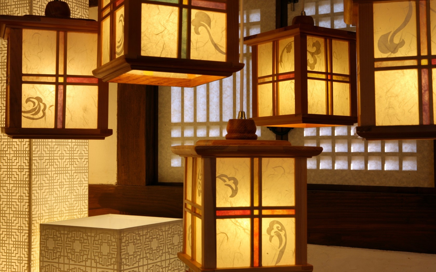 3. Nghỉ ngơi trong một ngôi nhà cổ ở làng Hanok Jeonju. Làng Hanok Jeonju được mệnh danh là ngôi làng sống chậm, nơi đây vẫn còn lưu giữ những nét văn hóa đặc trưng của Hàn Quốc, mà nổi bật là những căn nhà cổ. Làng nằm cách thủ đô Seoul hơn 200 km, mất khoảng 3 tiếng chạy xe buýt.