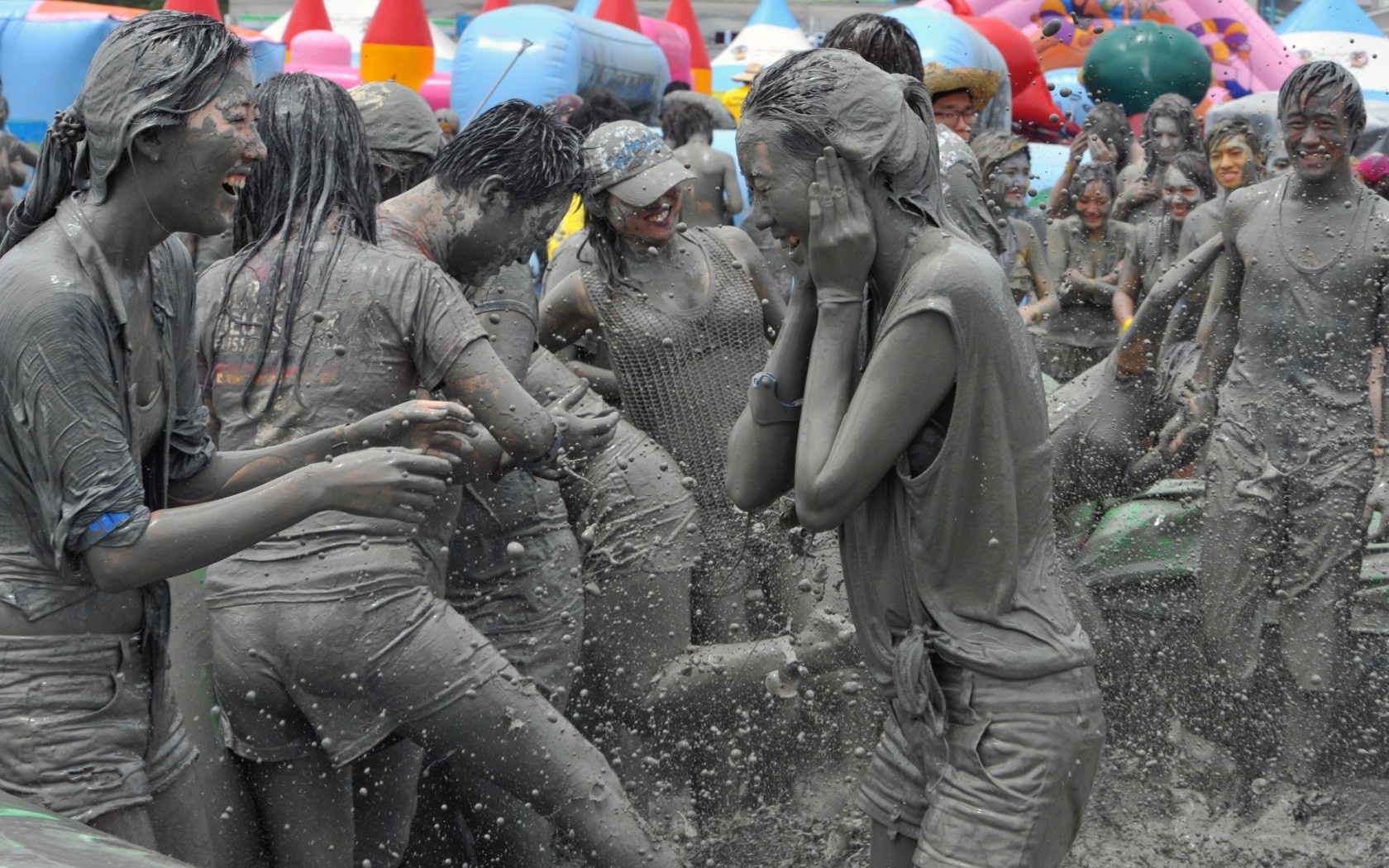 4. Tham gia vào lễ hội tắm bùn. Boryeong Mud Festival là lễ hội tắm bùn nổi tiếng, diễn ra ở Boryeong, Hàn Quốc từ ngày 18 đến 27/7. Đây là lễ hội nổi tiếng thu hút không chỉ người bản địa mà còn du khách quốc tế. Một số các hoạt động diễn ra trong lễ hội bùn là đấu vật trong bùn, mát xa, tắm bùn... Đây là một loại bùn khoáng, rất có tác dụng trong việc làm đẹp da.