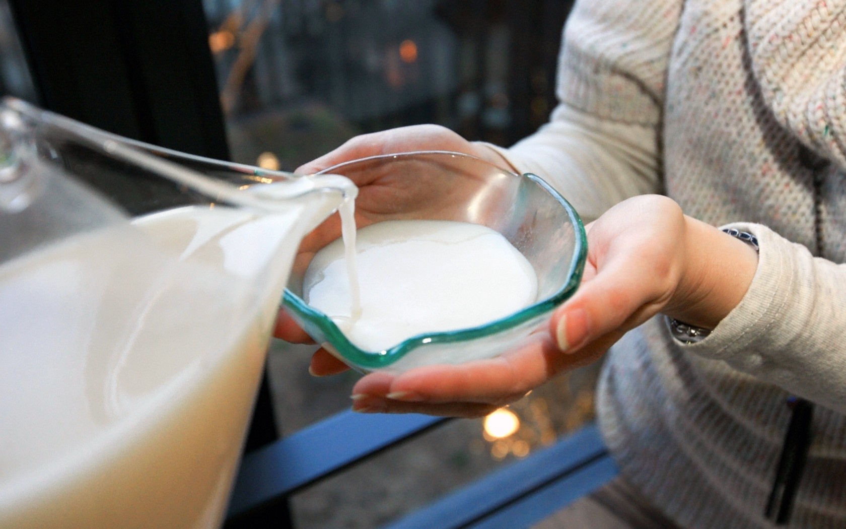 5. Thưởng thức rượu gạo Makkeolli. Gạo Makgeolli có mùi ngọt, thơm và thường được phục vụ trong một nồi lớn, đến khi dùng, khách sẽ rót ra từng chén nhỏ. Những người uống thận trọng thường pha loãng Makgeolli với chanh. Đi kèm với món rượu này thường là bánh Pacheon (bánh rán bột mỳ), người Hàn Quốc có thói quen thường thưởng thức hai món này vào những ngày trời mưa.