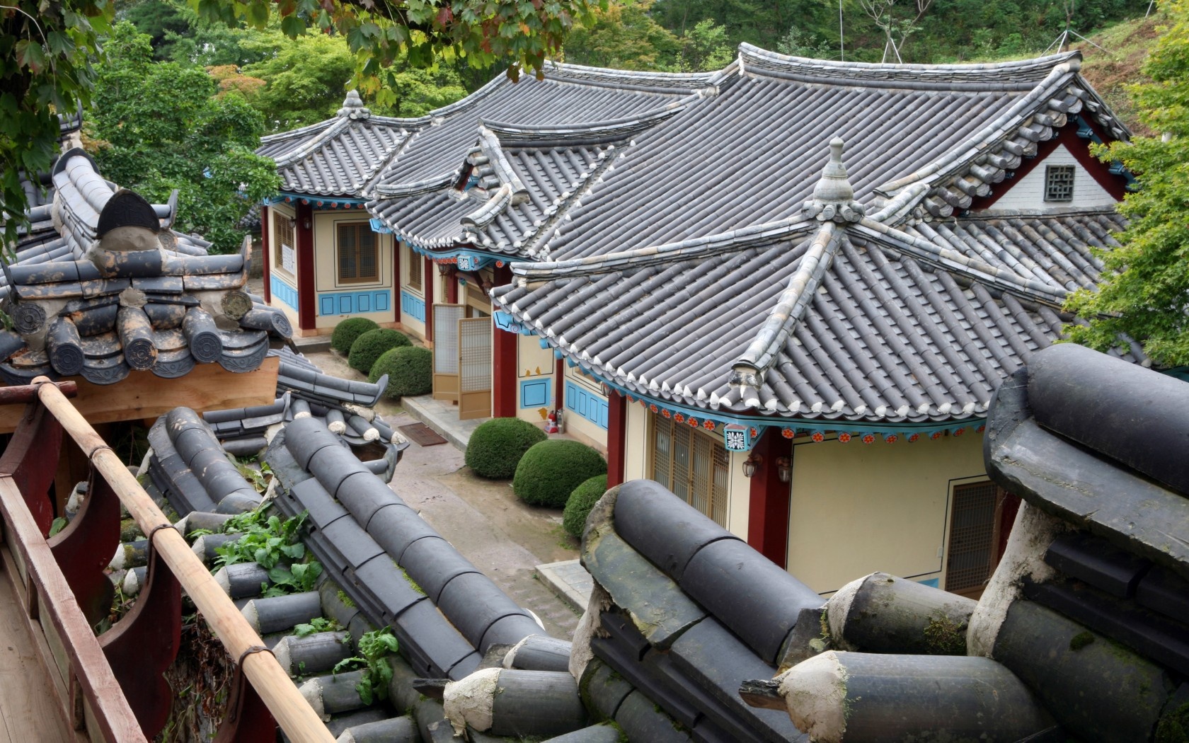 7. Chiêm ngưỡng vẻ đẹp của ngôi trường đầu tiên ở Hàn Quốc. Seowon là Học viện Nho giáo được xây dựng đầu tiên đầu tiên ở Hàn Quốc, nằm cách Seoul khoảng 160km. Seowon trước kia vốn chỉ dành cho các nam sinh có dòng dõi quý tộc, với mục đích truyền bá Nho giáo và là nơi hội tụ những trí thức hàng đầu.