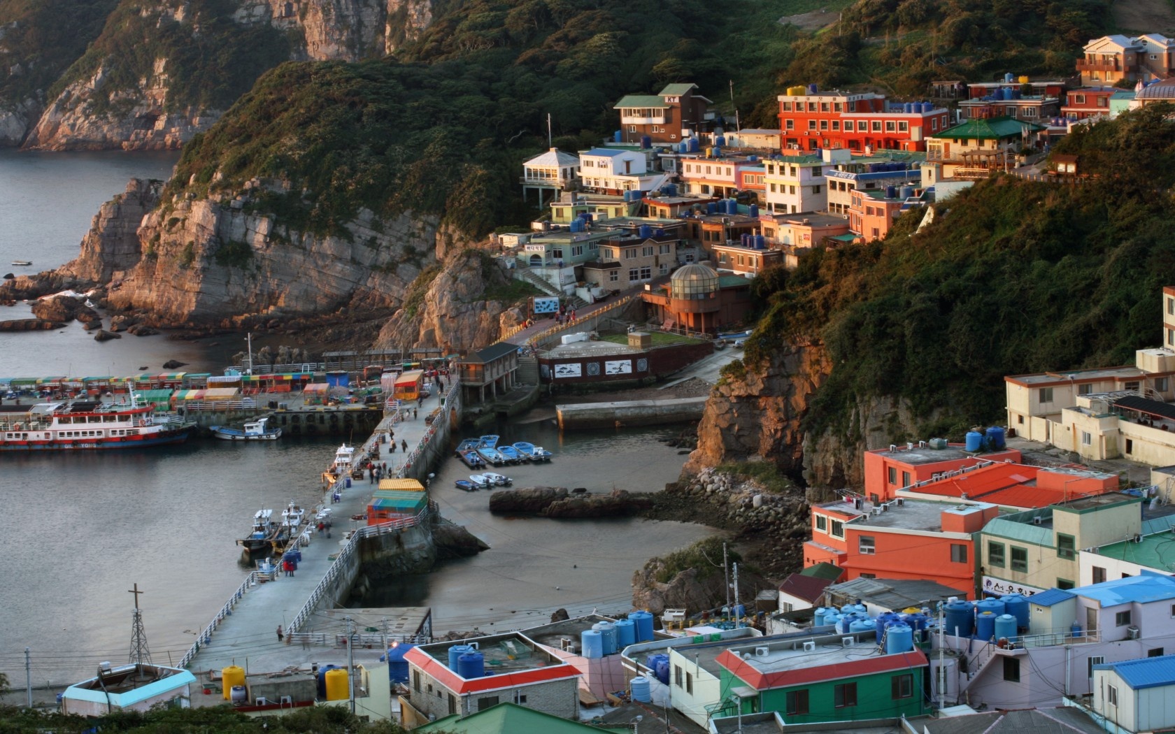 8. Tham quan các hòn đảo ở vùng biển phía Tây Hàn Quốc. Khu vực biển phía Tây Hàn Quốc có hơn 3.000 đảo nhỏ vây quanh với khung cảnh thiên nhiên tuyệt đẹp. Đây chính là lý do cho dù nằm khá xa so với các thành phố lớn, nhưng nơi đây vẫn luôn là điểm đến hấp dẫn khách du lịch.