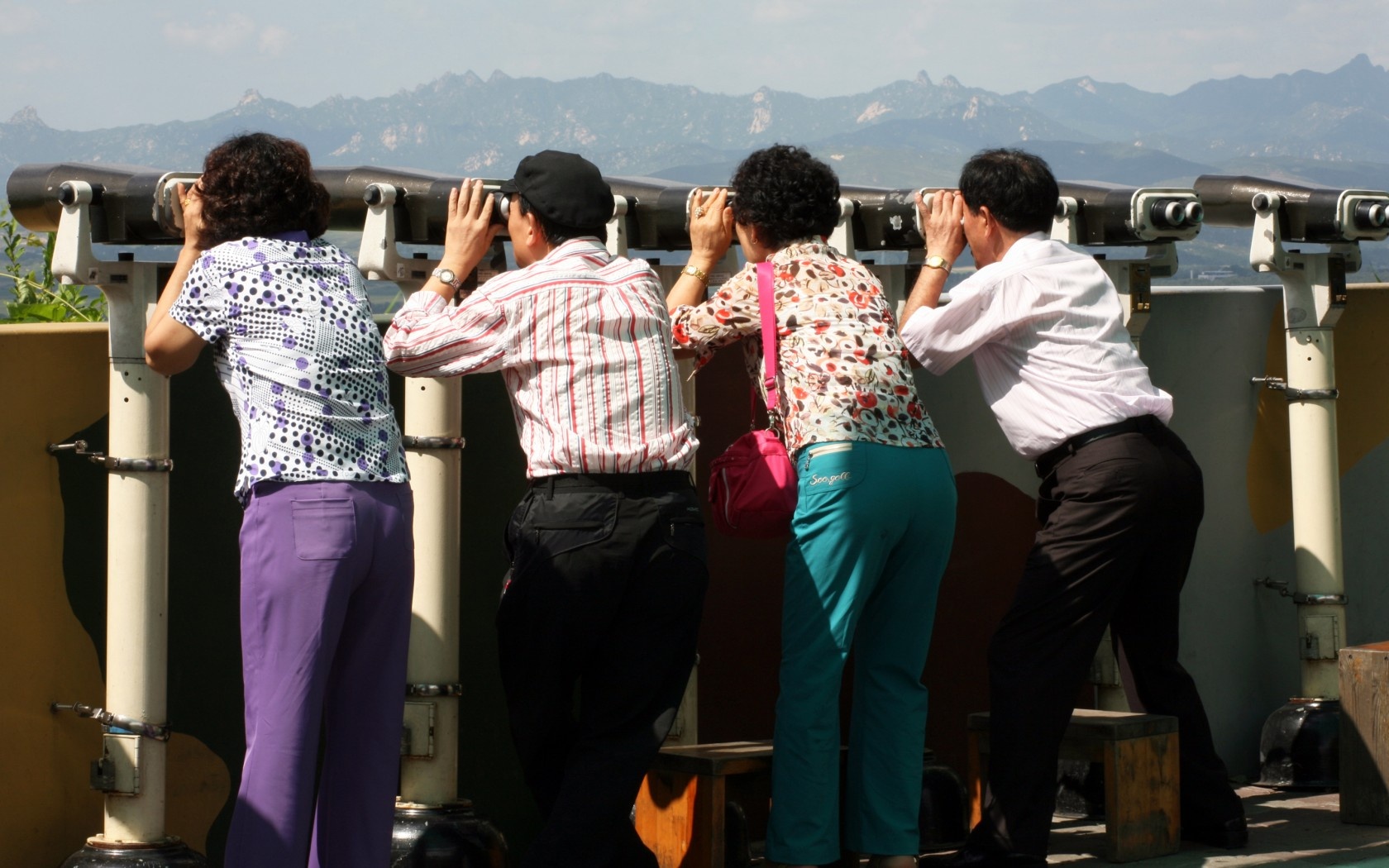 11. Tham quan khu phi quân sự (DMZ). Khu phi quân sự (DMZ) nổi tiếng thế giới từ lâu đã trở thành điểm thăm quan hấp dẫn thu hút không chỉ du khách Hàn Quốc mà cả rất nhiều du khách nước ngoài. Đây là vùng đất rộng hơn 1,6 km sang mỗi bên tính từ đường biên giới giữa hai nước Triều Tiên và Hàn Quốc. Du khách tới đây được nhìn ngắm đất nước Triều Tiên qua ống nhòm từ một đài quan sát, tham quan khu vực an ninh chung và “đặt chân” sang lãnh thổ Triều Tiên, tuy nhiên chỉ trong phạm vi của một phòng họp nằm trên đường biên giới hai nước.