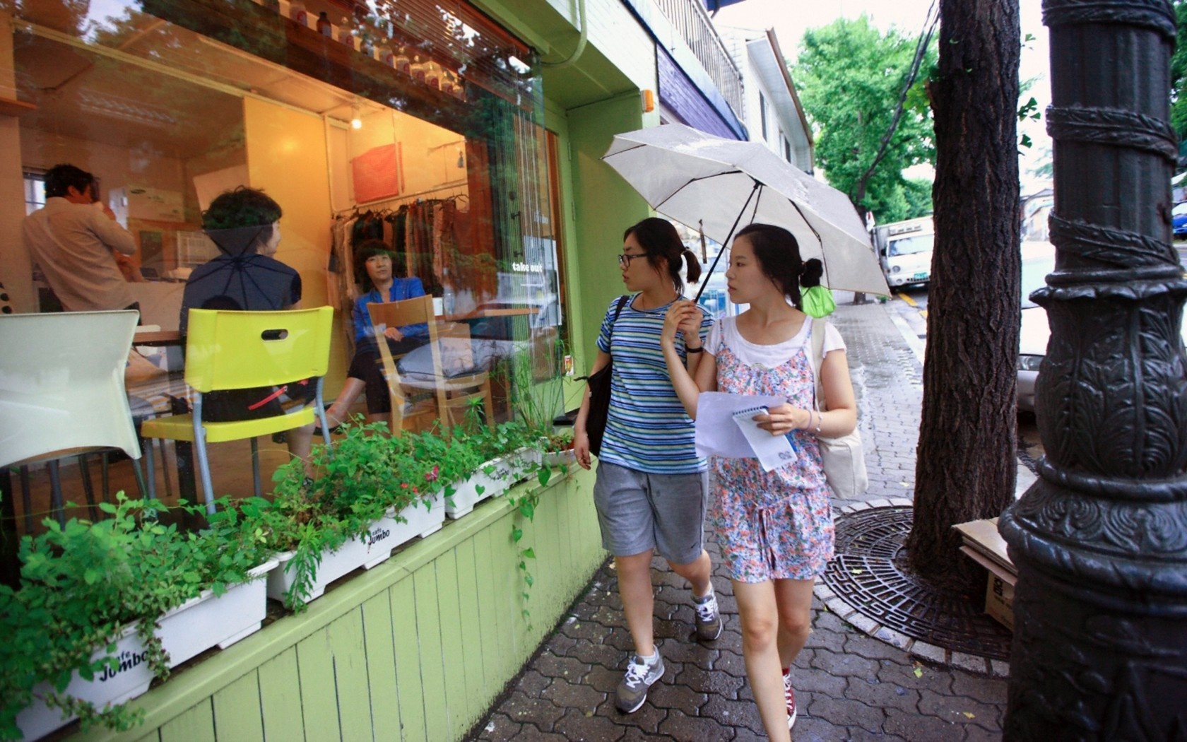 12. Thưởng thức một ly cà phê ở phố Buamdong. Nói đến việc thưởng thức cà phê hầu hết khách du lịch Seoul đều không bỏ qua con phố Buamdong, bởi đây là nơi tập trung rất nhiều các quán cà phê độc đáo.