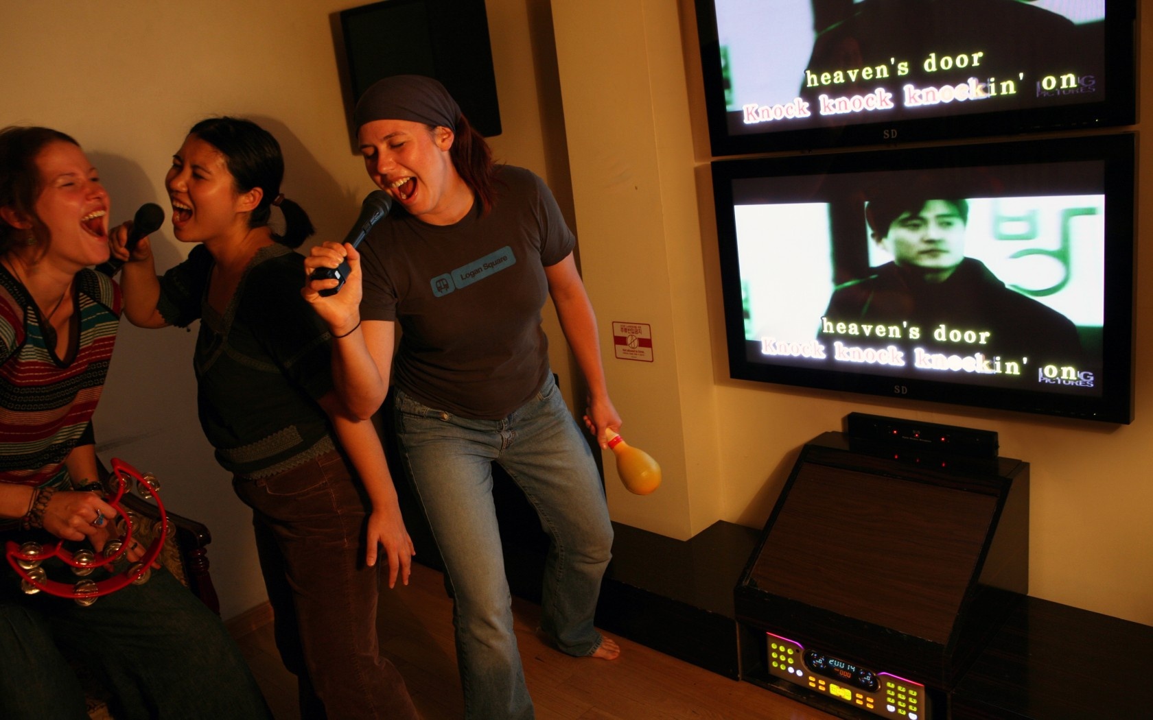 13. Hát ở một Noraebang. Karaoke là một trào lưu nổi lên khắp châu Á từ những năm 80 và không một nơi nào trên thế giới làn sóng này lại nổi lên mạnh mẽ như ở Hàn Quốc. Noraebang (phòng hát) là nơi được thiết kế cho những người trẻ tuổi thể hiện tài năng ca hát của mình. Bạn sẽ có thể tìm được các Noraebang ở khắp mọi nơi ở Hàn Quốc.