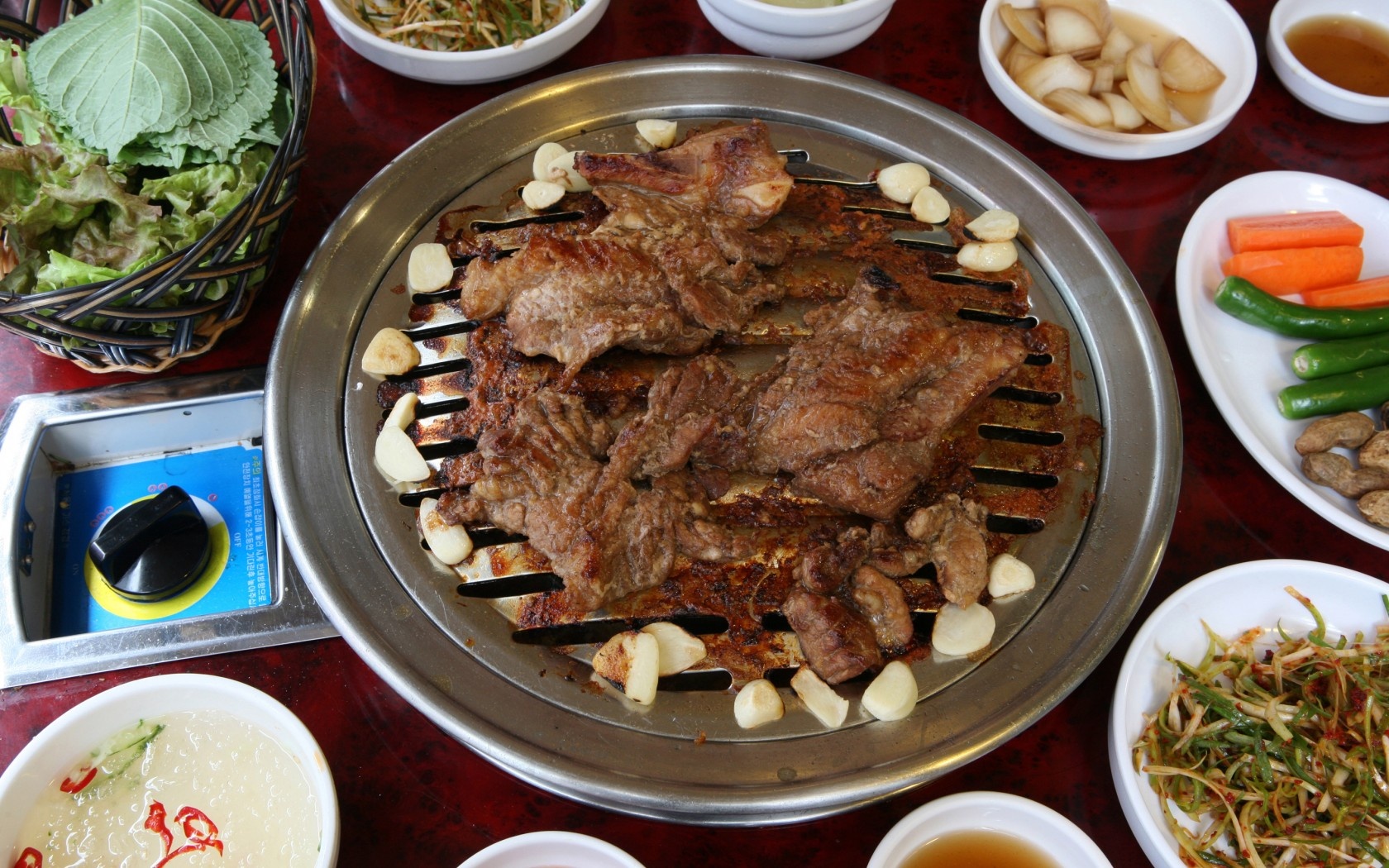 14. Thưởng thức Galbi (sườn nướng). Galbi là tên gọi chung của các món sườn nướng trong ẩm thực của người Hàn Quốc, món ăn này vô cùng phổ biến ở Hàn Quốc và du khách có thể dễ thưởng thức món ăn thơm ngon này ở khắp các quán từ vỉa hè đến nhà hàng sang trọng.