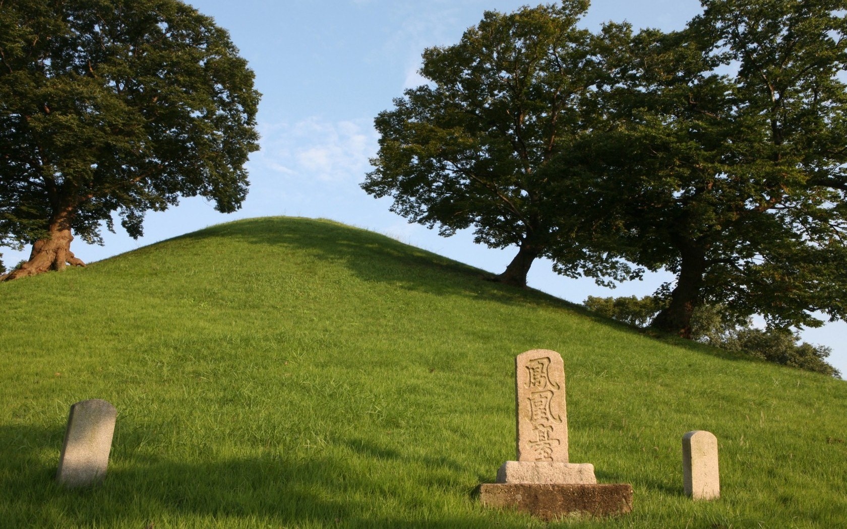 15. Ghé thăm cố đô Gyeongju. Nằm ở Đông Nam tỉnh Gyeongsang cách thủ đô Seoul khoảng 4 giờ đi xe buýt hoặc tàu hỏa, cố đô Gyeongju hấp dẫn du khách bởi vẻ đẹp cổ kính với nhiều di tích lịch sử, đền đài, chùa tháp và cung điện.