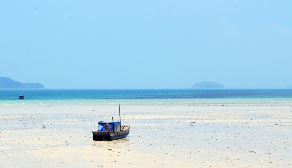 Cô Tô là đảo, một quần đảo thuộc tỉnh Quảng Ninh. Từ Quảng Ninh đi ra Cô Tô chừng hơn 20km. Và dĩ nhiên bạn không thể phóng xe máy vù vù để tới đây. Tới Cô Tô một cách bình thường bạn chỉ có phương tiện duy nhất là tàu thuyền. Ngoài ra thì bạn có thể bơi, nhưng cách này 100% không được được ai hoan nghênh cả.