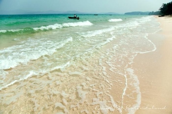 Cô Tô là đảo, chính xác hơn là quần đảo gồm các đảo lớn nhỏ ôm lấy nhau. Nên thăm gian ở Cô Tô dĩ nhiên là thăm quan các đảo. Ngoài Cô Tô lớn ra, bạn có thể xách máy ảnh lên là đi chụp choẹt thỏa thích tại bãi tắm Vàng Chải, bãi Hồng Vàn, bãi 5 cây, cả Cô Tô con nữa …Để tới những đảo nhỏ này, ta có thuể thuê tàu đánh cá, giá cả thì không ai quy định cả, nhớ thỏa thuận với người ta cái giá thích hợp cho cả đôi bên.