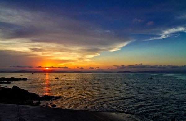 Ở Cô Tô bạn sẽ thấy có 2 thứ rất đáng tiếc nếu bạn không làm, đó là: dạo biển khi bình minh lên, khi mặt trời lặn và ăn hải sản.