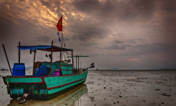 Dạo biển ở đây vào sáng sớm thích lắm. Cảnh đẹp đến mê mẩn. Vị biển ngai ngái truyền vào cánh mũi. Ta hít nhẹ cái trong lành nơi đây. Đi chân trần trên cát, nước mát lạnh, cát mịn mềm. Nếu để ý kĩ, sẽ không khó phát hiện ra trên mặt cát những vỏ ốc biển được sóng vỗ vào. Vỏ ốc trắng, bắt mắt không khác gì hình ảnh ta vẫn thấy trong hoạt hình nàng tiên cá năm nào.