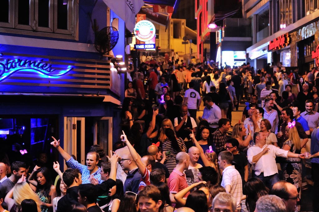 12. Cuộc sống về đêm sôi động. Nơi lý tưởng nhất để trải nghiệm cuộc sống về đêm khó quên ở Hong Kong là Lan Quế Phường - một trong điểm giải trí sôi động nhất Hong Kong. Ảnh: Lifehack. 