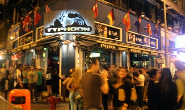 14. Phố đèn đỏ Wanchai. Wanchai là một phố đèn đỏ có tiếng nằm trên đường Lockhart và Jaffe. Ảnh: Lifehack. 