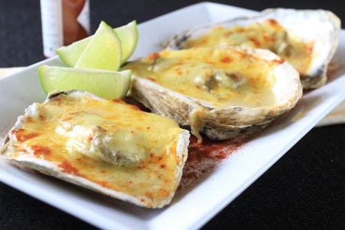 Cô Tô là đất biển. Hải sản ở Cô Tô phong phú và tươi ngon lắm. Đến Cô Tô chưa ăn hải sản thì chớ có về, không mang theo hải sản thì chớ có đi. Từ những món quen thuộc như ngao, sò, mực sống… cho tới tu hài, cầu gai, hàu biển hay bào ngư … ta đều có thể dễ dàng bắt gặp ở nơi đây. Ăn hải sản công nhận là “chát” thật. Nhưng mà mấy khi, đặc biệt là được ăn ở nơi đây, hải sản tươi ngon còn đẫm hương vị biển.