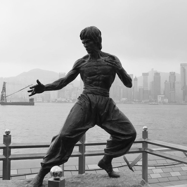 16. Đại lộ ngôi sao. Đại lộ ngôi sao nơi bạn sẽ được chiêm ngưỡng bức tượng của ngôi sao võ thuật vang bóng một thời Lý Tiểu Long và rất nhiều những tên tuổi khác đã làm nên lich sử của Hollywood. Ảnh: Lifehack.