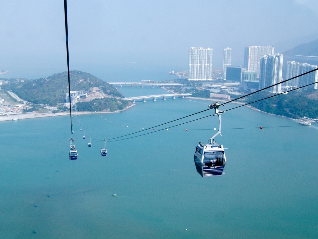 17. Thưởng ngoạn phong cảnh trên cáp treo. Cáp treo Ngong ping 360 sẽ đem đến cho bạn một cái nhìn toàn cảnh của đảo Lantau. Ảnh: Lifehack.