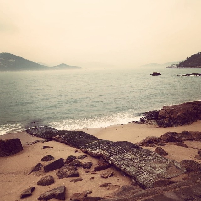 19. Thăm thú các đảo xung quanh Hong Kong. Mặc dù đây không phải là điều đầu tiên bạn nghĩ khi tới đây, nhưng Hong Kong sẽ khiến bạn kinh ngạc với 234 hòn đảo nhỏ xinh đẹp mặc sức cho bạn khám phá. Bạn có thể ra đảo bằng phà tại bến phà Central Ferry Pier, hoặc chọn thuê một chiếc thuyền buồm có thể đưa bạn đi khám phá trong ngày. Ảnh: Lifehack. 