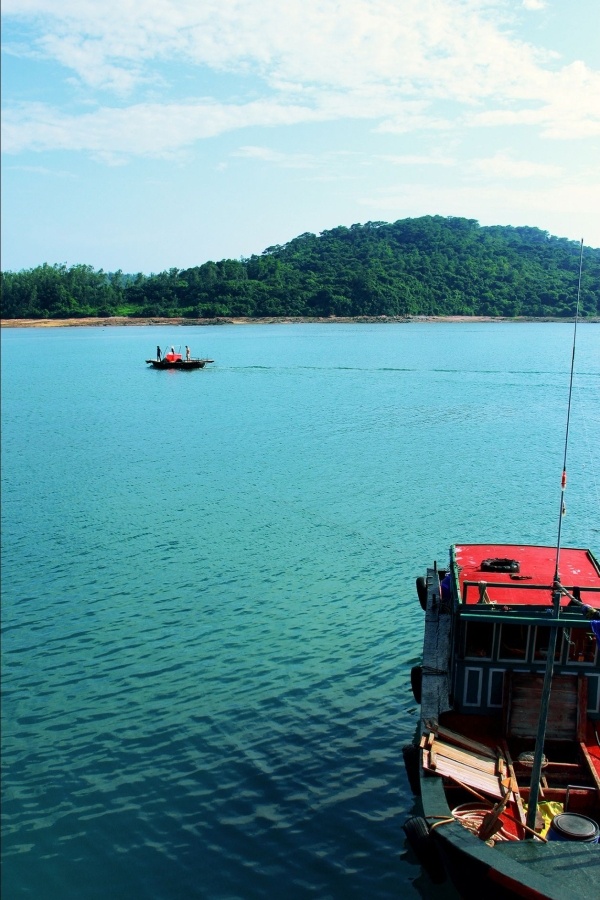 Đi Cô Tô ta sẽ đón thuyền từ  Vân Đồn – Cửa Ông với 2 chuyến một ngày. Giá vé tàu cũng không mắc lắm, giao động từ 100k đến 200k, tăng giảm theo loại tàu và ngày lễ. Đến Cô Tô bạn vẫn có thể thuê xe máy để vi vu hoặc cũng có thể rước cả người cả xe lên tàu. Nếu có cả xe thì thêm độ hơn 100k cả cước chuyển lẫn công mang lên mang xuống.