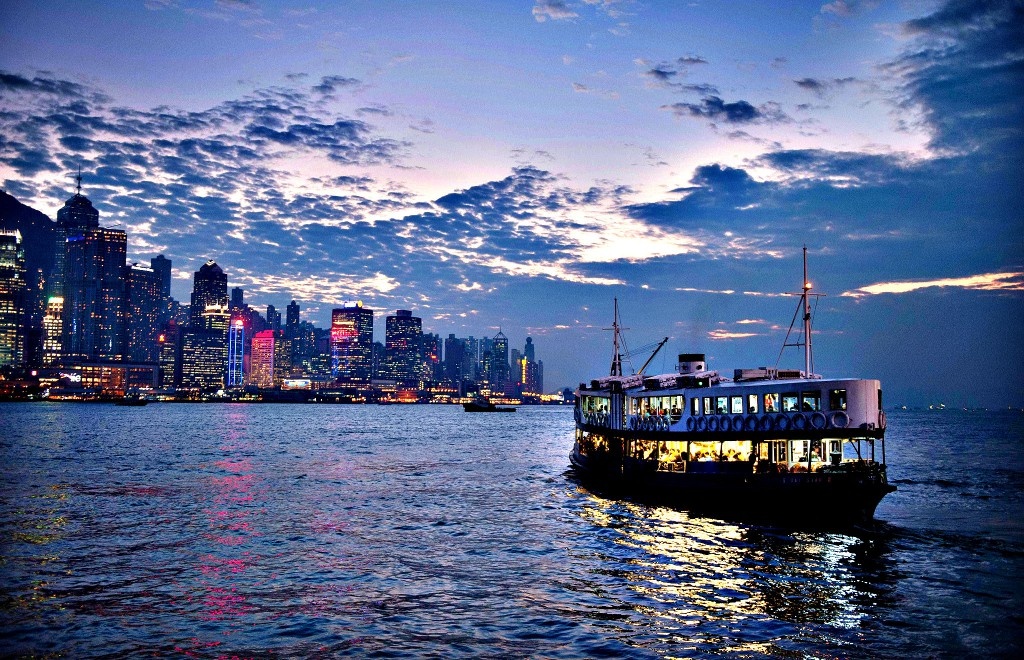 3. Đi dạo trên chuyến phà Star Ferry. Khi đi du lịch tới Hong Kong, không một du khách nào muốn bỏ lỡ cơ hội ghé thăm bến phà Star Ferry, bởi nơi đây không chỉ ấn tượng với những nét văn hóa, lịch sử đậm nét của Hong Kong mà còn là một nơi có khung cảnh đẹp độc đáo có một không hai của đảo Hong Kong và Cửu Long. Ảnh: Lifehack. 