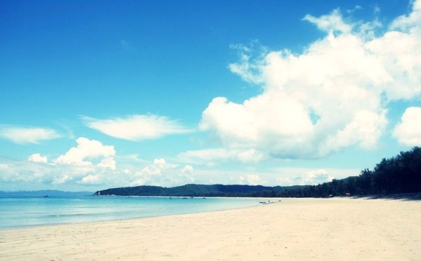 Hành trình đến  Cô Tô đưa bạn tới với những mê cung là đảo. Đẹp đến ngỡ ngàng.  Đảo lớn đảo nhỏ đu mình theo sóng nước. Mặt đá mặt đất cứ dập dềnh, dập dềnh khi có sóng lên.