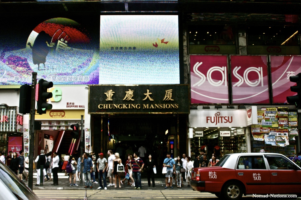 5. Tòa nhà Chungking Mansions ở Tsim Sha Tsui. Tòa nhà này có sức chứa khoảng 4.000 người với những phòng nghỉ tương đối rẻ và là một nơi đông đúc, nhộn nhịp. Ảnh: Lifehack.