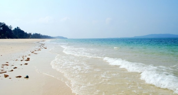 Sóng vẽ vào bờ đá những nét vẽ vừa trẻ thơ, êm đềm nhưng lại cũng ồn ào và dữ dội. Mối tình đá – nước, mối tình si từ thưở sơ khai nguyên thủy, qua bao nhiêu âu yếm lẫn giận hờn vẫn giữ lại đến ngày hôm nay.