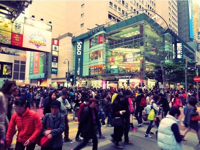 6. Thiên đường mua sắm. Được mệnh danh là thiên đường mua sắm của châu Á, Hong Kong luôn là điểm đến mơ ước của hầu hết các cô gái. Du khách có thể tìm thấy tất cả mọi thứ ở các trung tâm thương mại, khu mua sắm sầm uất nơi đây. Ảnh: Lifehack. 