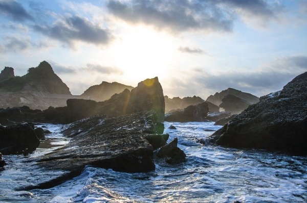 Cô Tô là một quần đảo tự nhiên vẫn còn giữ được vẻ tự nhiên vốn có, nhưng đến Cô Tô thì không thiếu một thứ gì. Từ nhà đến xe rồi đồ ăn thức uống bạn có thể tìm thấy ở bất cứ đâu. Giá thuê có thể đắt hơn trong đất liền một chút nhưng được cái người dân ở đây rất thân thiện. Bạn sẽ không gặp khó khăn gì để có thể hỏi thăm đường hoặc nơi ăn uống, thuê phòng, xe cộ từ những người ở đây.