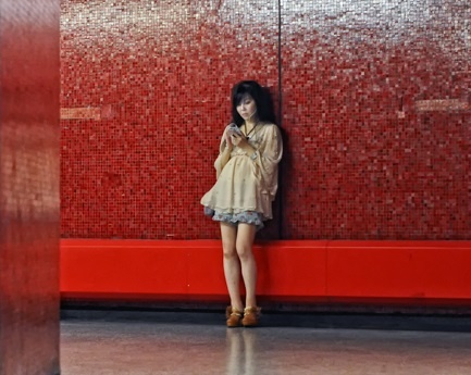 7. “Kinh đô” của thời trang. Đi tới bất cứ khu vực nào của Hong Kong du khách cũng dễ dàng bắt gặp những “mỹ nhân” ăn mặc rất sành điệu, chỉ nhiêu đó thôi cũng đủ thôi thúc các chàng trai mua vé đến Hong Kong ngay lập tức. Ảnh: Lifehack. 