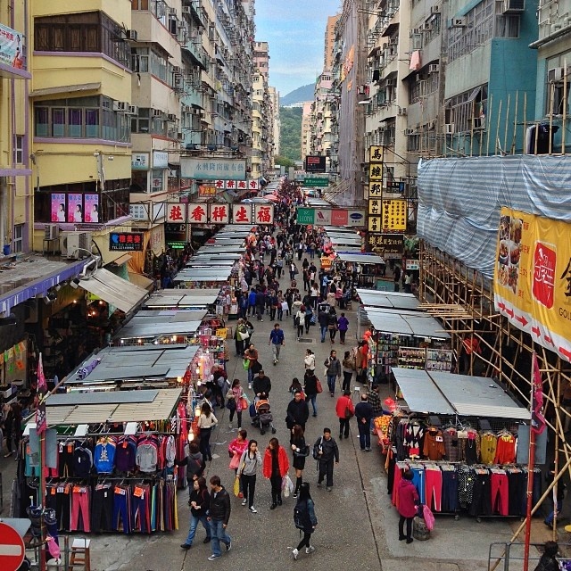8. Nhộn nhịp phố mua sắm Mongkok. Dọc theo con đường này có rất nhiều cửa hàng bày bán đủ loại mặt hàng đa dạng, với một mức giá rất phải chăng. Ảnh: Lifehack.