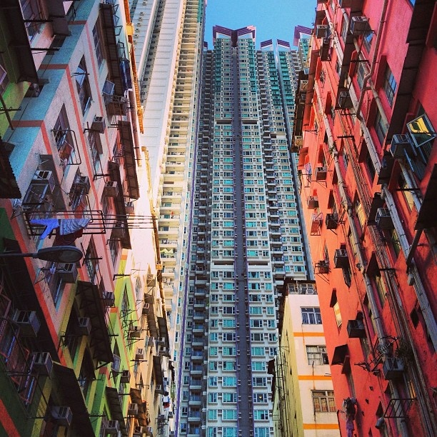 9. Những tòa nhà cũ ở Mongkok. Những dãy nhà cao tầng đông đúc trong phố Mongkok chính là hình ảnh một thời của Hong Kong mà du khách thường thấy trong phim, đây là nơi mà ngày nay người dân lao động sinh sống và làm việc hàng ngày. Ảnh: Lifehack.