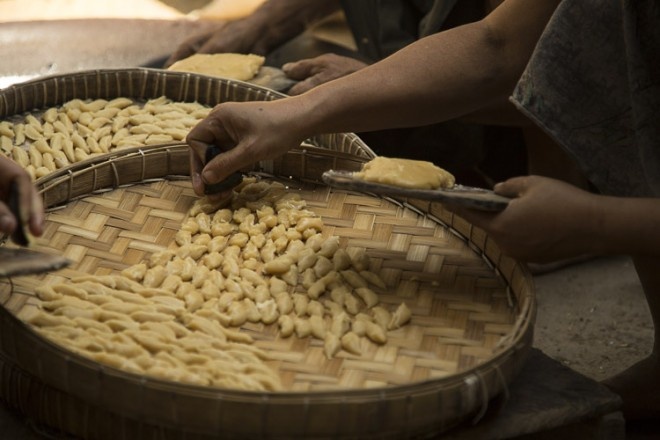 9. Thưởng thức những viên kẹo “Socola xứ Myanmar”. Được mệnh danh là “socola xứ Myanmar”, những viên kẹo thốt nốt dẻo vàng mịn, bóng mật được rắc lên một chút mè thơm hay sợi dừa trắng tinh là một thức quà ngon đến mức gây ghiền, và là món ăn được chờ đợi sau mỗi bữa ăn của người dân nơi đây. Ảnh:  Jo James.