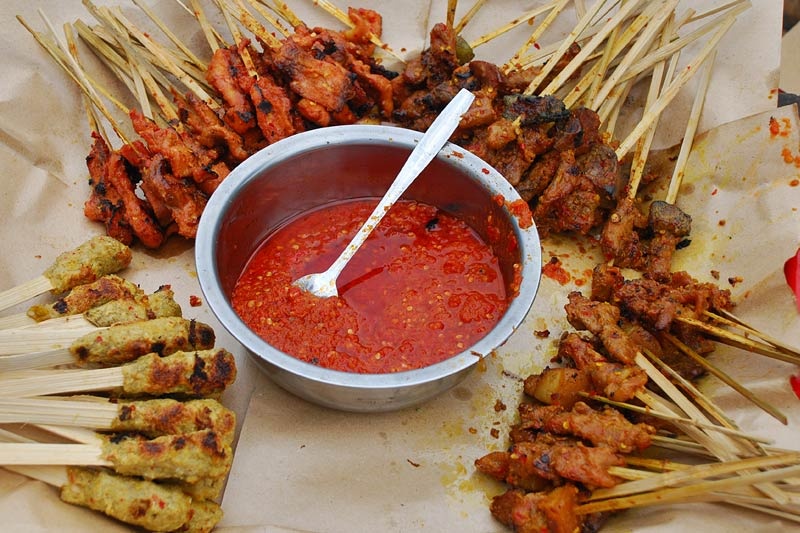 1. Thịt viên nướng Sate Lembat. Thịt xiên nướng Sate Lembat là món ăn phổ biến có thể dễ dàng tìm thấy trên khắp các con phố của Bali. Thịt được băm nhỏ hoặc giả nhuyễn với dừa nạo, hỗn hợp thảo quả, me,... nhưng có thể thay đổi tùy theo vùng, sau đó thịt được bọc vào những xiên tre nhỏ và nướng trên than hồng.