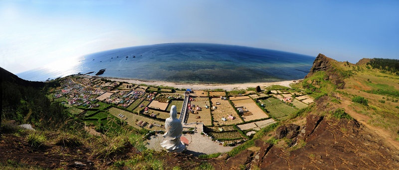 Thành phố Quảng Ngãi. Thành phố là trung tâm của tỉnh Quảng Ngãi ở vùng Nam Trung Bộ. Đây là vùng đất được thiên nhiên ưu ái với những cảnh đẹp pha trộn giữa đồi núi, biển xanh, thác trắng. Ảnh: Luaviettour. 