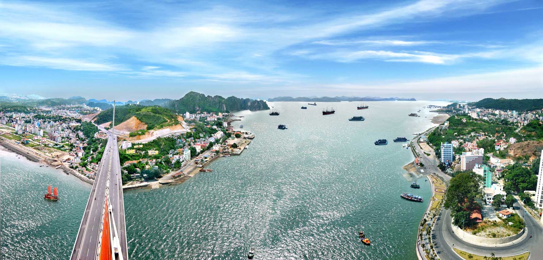 Thành phố Hạ Long, Quảng Ninh. Hạ Long còn được mệnh danh là thành phố du lịch, trung tâm du lịch lớn của Việt Nam. Thành phố nằm ở trung tâm tỉnh Quảng Ninh, với chiều dài bờ biển dài gần 50 km. Ngoài ra còn phải kể đến Quan Lạn, bãi tắm rất đẹp và hoang sơ đang ngày một thu hút hơn với du khách. Ảnh: Baoquangninh.