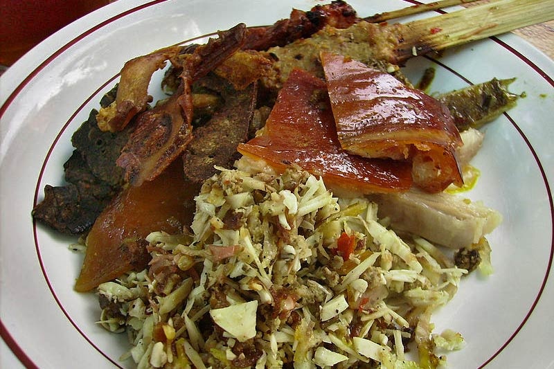 3. Lawar. Lawar là món thập cẩm, tổng hợp đủ loại rau, cùi dừa nạo, thịt băm trộn với nhiều loại thảo mộc. Mỗi ngôi làng trên đảo Bali đều có một phiên bản Lawar khác nhau. Lawar thường được ăn kèm với thịt lợn sữa quay.