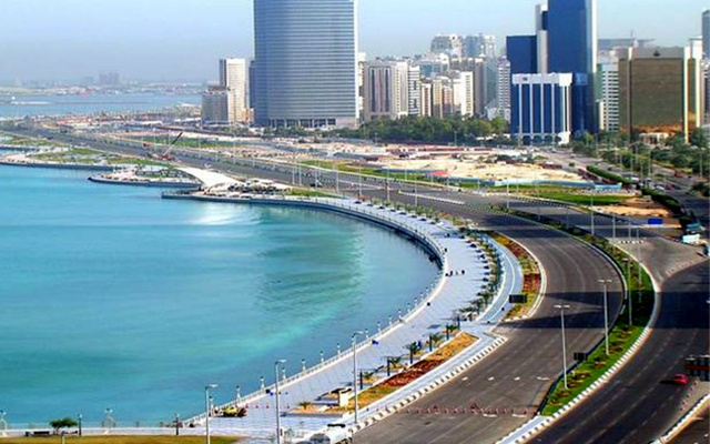1. Đi bộ dọc đại lộ Corniche. Đến Abu Dhabi, bạn đừng bỏ lỡ cơ hội đi dọc đại lộ Corniche nổi tiếng để thưởng ngoạn cảnh đẹp trên vịnh Ba Tư, ngắm các tòa nhà chọc trời, tận hưởng một buổi hòa nhạc tại các quán cà phê quanh vịnh và nhìn hoàng hôn buông xuống thành phố.