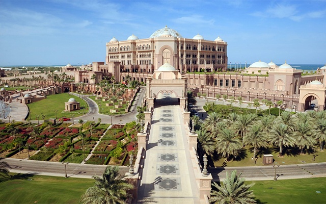 4. Chiêm ngưỡng cung điện xa hoa Al Husn và khách sạn 7 sao Emirates Palace. Nếu như Al Husn Palace là tòa nhà có niên đại lâu đời nhất Abu Dhabi, được xây dựng từ năm 1761 thì Emirates Palace lại được biết đến như là khách sạn siêu xa xỉ với giá thuê phòng lên đến 15.000USD mỗi đêm và giá thuê siêu xe tại đây là 500USD/giờ. Ở đây có đèn chùm pha lê Swarovski trong suốt, mái vòm mạ vàng… đại diện cho sự giàu có của Abu Dhabi. Nếu không có quá nhiều tiền, bạn vẫn có thể chiêm ngưỡng khung cảnh xa hoa tại sảnh khách sạn và dùng trà chiều trong quán cà phê.
