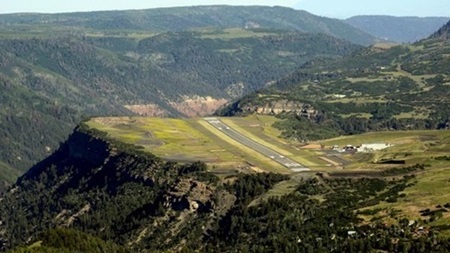 Đường băng hại thần kinh nhất. Sân bay Telluride Regional Colorado là sân bay thương mại cao nhất Bắc Mỹ với độ cao 2.767m so với mực nước biển. Đường băng của Telluride nằm trên cao nguyên của dãy núi Rocky, bên cạnh những ngọn đồi cao và cách sông San Miguel 300m.  Khi hạ cánh ở đường băng này, cảm giác vô cùng sợ hãi nhưng hành khách sẽ nhanh chóng cảm nhận được vẻ đẹp của núi non hùng vĩ.