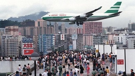 Đường băng làm đứng tim. Sân bay Kai Tak của Hong Kong là một trong những kì quan của hàng không trong thời gian hoạt động từ năm 1925 đến 1998. Sân bay nằm ở một bến cảng và có nhiều tòa nhà cao tầng ở hai bên, đường băng tương đối ngắn cho máy bay lớn, nhất là Boeing 747.  Khi máy bay cất cánh và hạ cánh, các hành khách nhìn ra cửa sổ và có thể nhìn rõ vào nhà của người dân bởi khoảng cách quá gần, do đó hành khách đã đặt biệt danh cho đường băng này là 